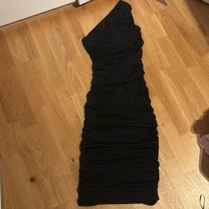 Svart one shoulder klänning