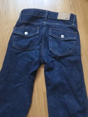 Mörkblå jeans med raka ben