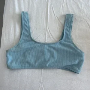 Ljusblå ribbad bikinitopp