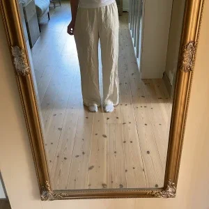 Luftiga vida byxor från weekday