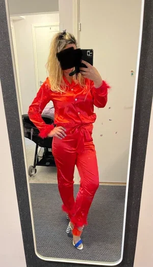 Röd pyjamas med fjädrar