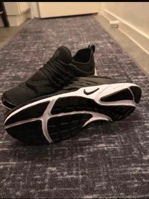 Svarta Nike Air Presto sneakers