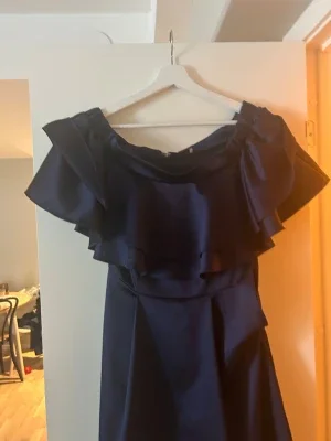 By Malina klänning, open shoulder med volang