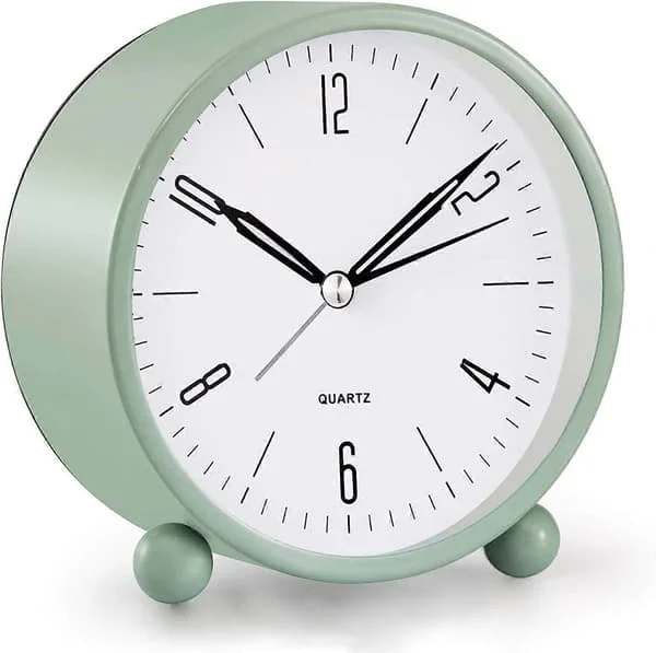 Grønn analog vekkerklokke, liten 10 cm ikke-tikkende super stille klokke med nattlys, batteridrevet, enkelt design, for soverom, nattbord, kontor