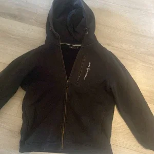 Svart Sail Racing hoodie med luva