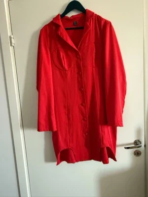 Röd långärmad skjortklänning