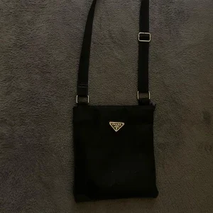 Prada Nylon Crossbody - Prada Nylon Axelväska (Vintage)