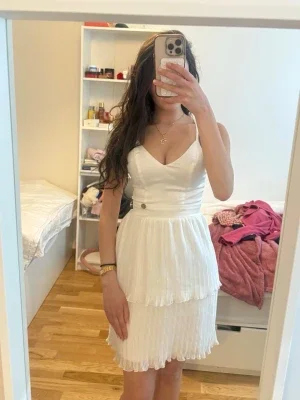 Student klänning, Vit plisserad klänning Chiara Forthi