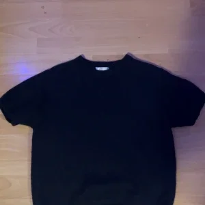 Marinblå stickad tröja Gina Tricot