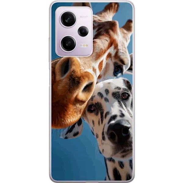 Yhteensopiva Puhelinkuori Xiaomi Redmi Note 12 Pro Leikkisä lähikuva, jossa on kirahvi ja dalmatialaisia selkänsä vasten kirkasta sinistä taivasta va