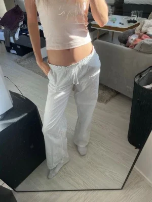 Vita lågmidjade linnebyxor