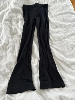 Svarta utsvängda leggings