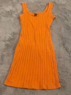 Ribbad orange klänning från Shein