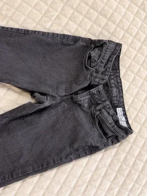 Svart/gråa lågmidjade utsvängda jeans från vero Moda