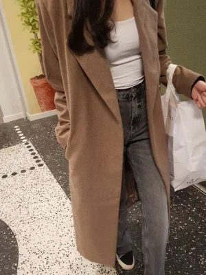 Beige lång kappa med bälte