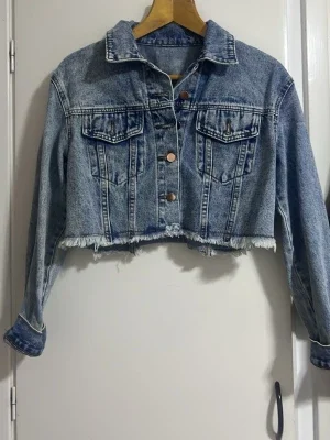 Cropped jeansjacka med rå kant