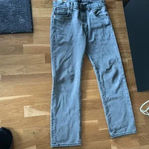 Grå Levis 501 jeans