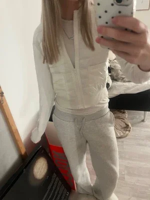 Vit dunväst med dragkedja