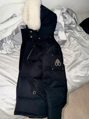 Svart dunjacka Moose Knuckles
