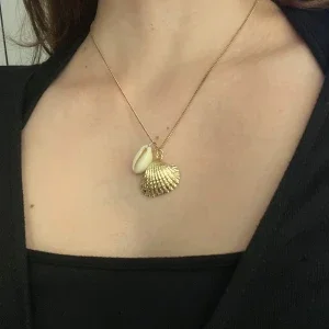 Halsband med snäckor i guld och vitt