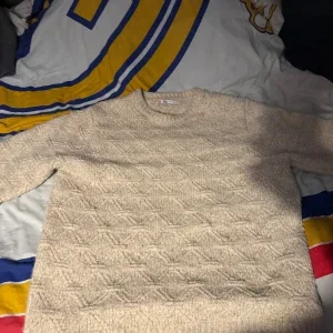 Beige stickad tröja från Zara Man