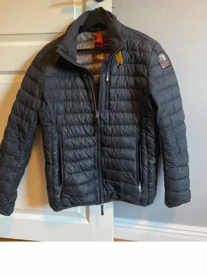 Svart dunjacka från Parajumpers