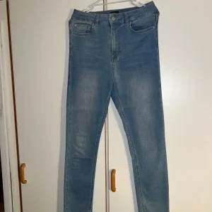Ljusblå skinny jeans från NLY Jeans