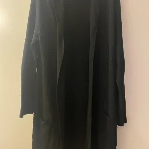 Svart stickad lång cardigan med huva