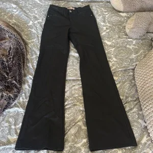 Svarta bootcut byxor från ONLY