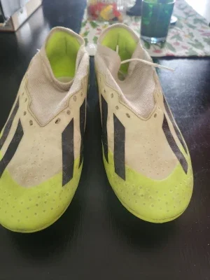 Adidas gula och vita fotbollsskor