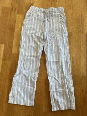 Beige randiga linnebyxor