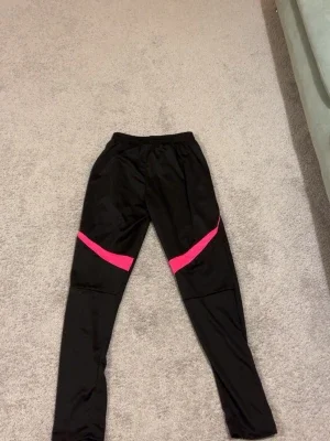 Svarta träningsbyxor med rosa detaljer