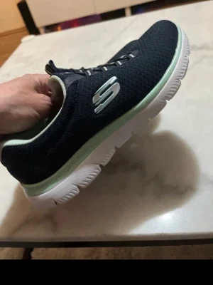 Svarta Skechers sneakers med vit sula