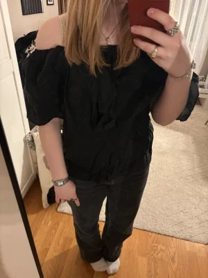 Svart offshoulder blus från Copenhagen Muse