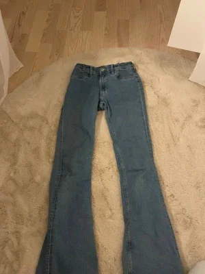 Blå bootcut jeans med hög midja