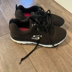 Svarta sneakers från Skechers