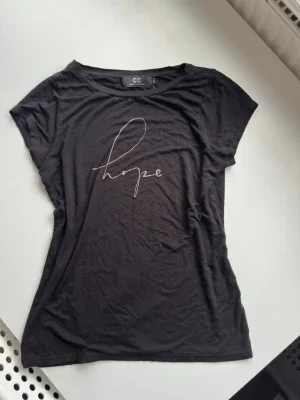 Svart t-shirt med tryck från Capri Collection