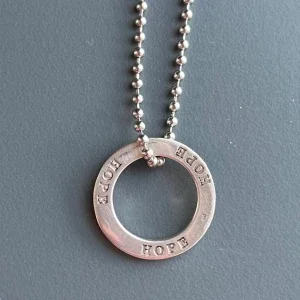 Nytt HOPE-halsband från Lois Lane i äkta 925 silver 925 – Pris i butik 400 kr