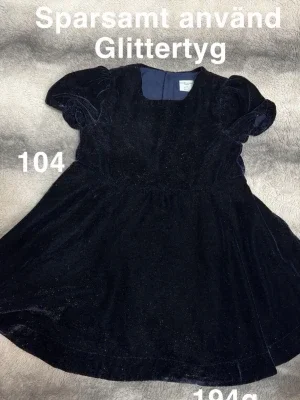 Mörkblå glittrig klänning med puffärm