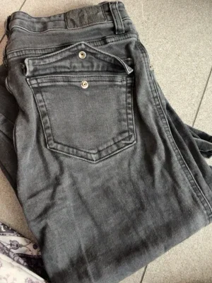 Grå jeans med raka ben