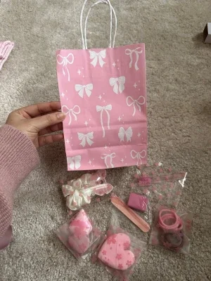 Presentkit rosa håraccessoar-kit med rosetter
