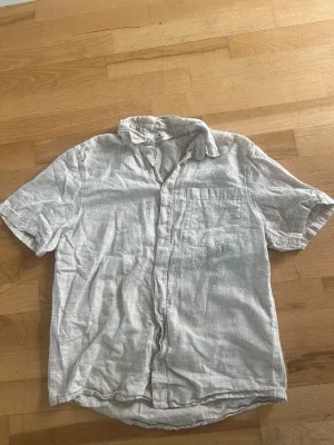 Ljusgrå kortärmad linneskjorta