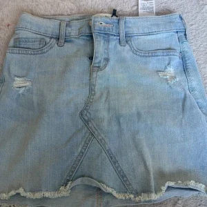 Ljusblå jeanskjol från Abercrombie Kids