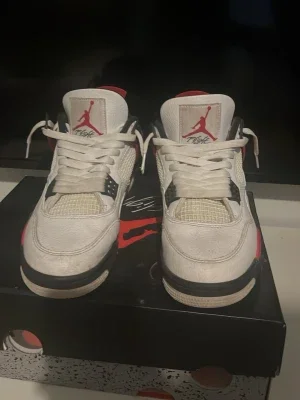 Air Jordan 4 Retro Fire Red sneakers