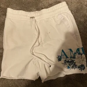 Vita shorts från Amiri