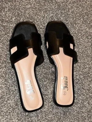Svarta slip-in sandaler
