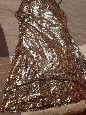 Glittrig paljettklänning Miss Selfridge