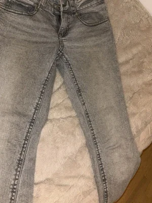 Gråa skinny jeans från Perfect Jeans