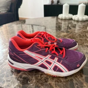 Lila och rosa sneakers från Asics