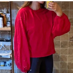 Röd oversized sweatshirt med ballongärm